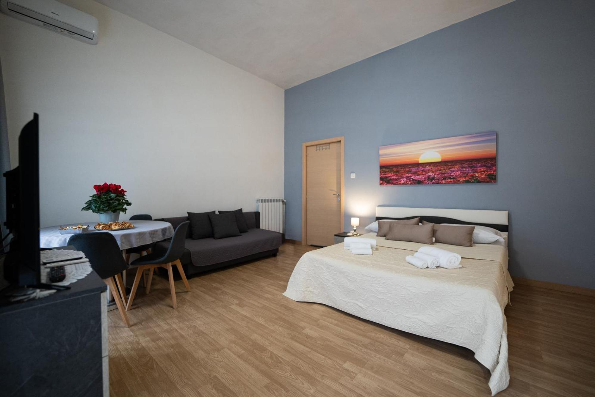 Home Josephine, A Due Passi Dalla Reggia Caserta Exterior foto